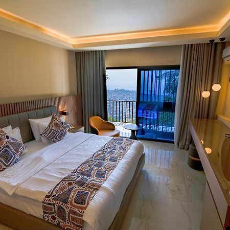 The Country Lodge Hotel Freetown Exteriör bild