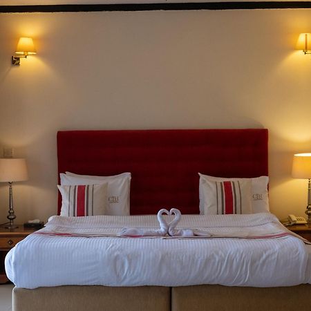 The Country Lodge Hotel Freetown Exteriör bild