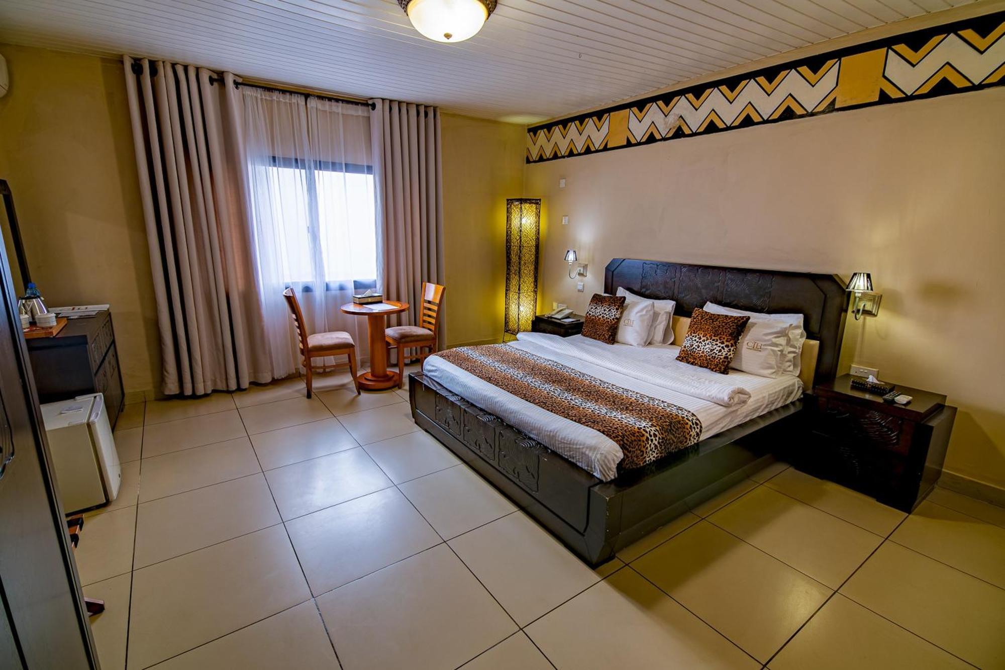 The Country Lodge Hotel Freetown Exteriör bild