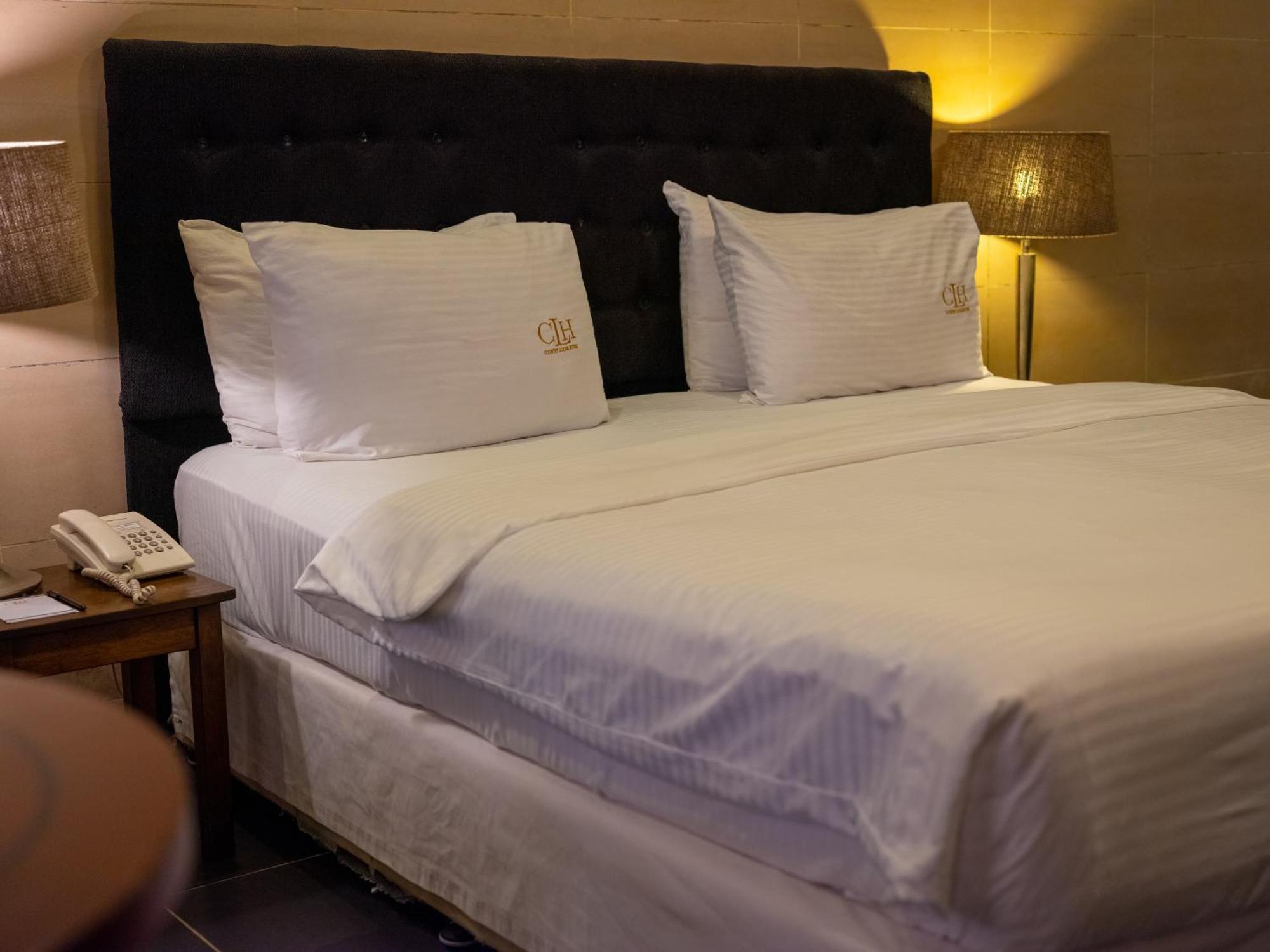 The Country Lodge Hotel Freetown Exteriör bild