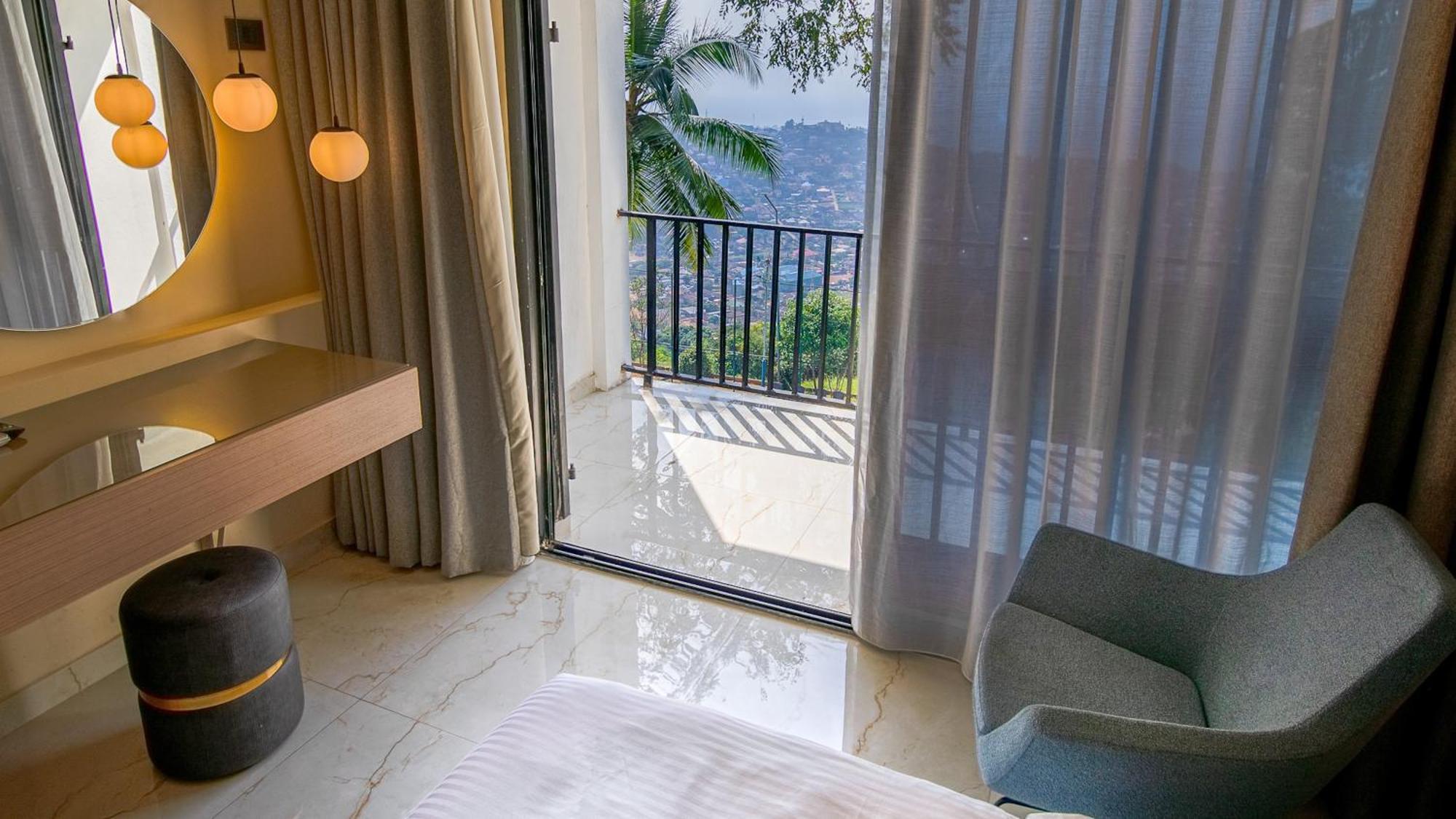 The Country Lodge Hotel Freetown Exteriör bild