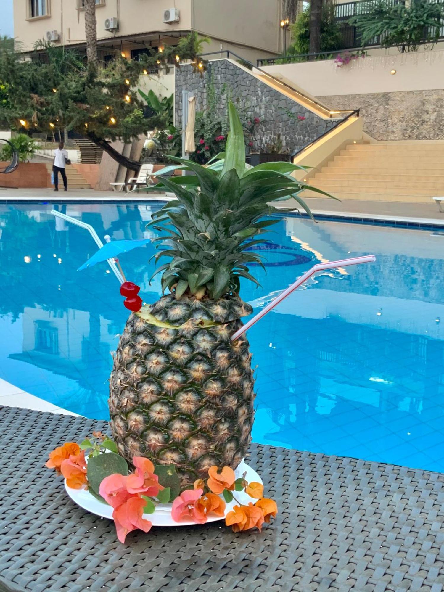 The Country Lodge Hotel Freetown Exteriör bild