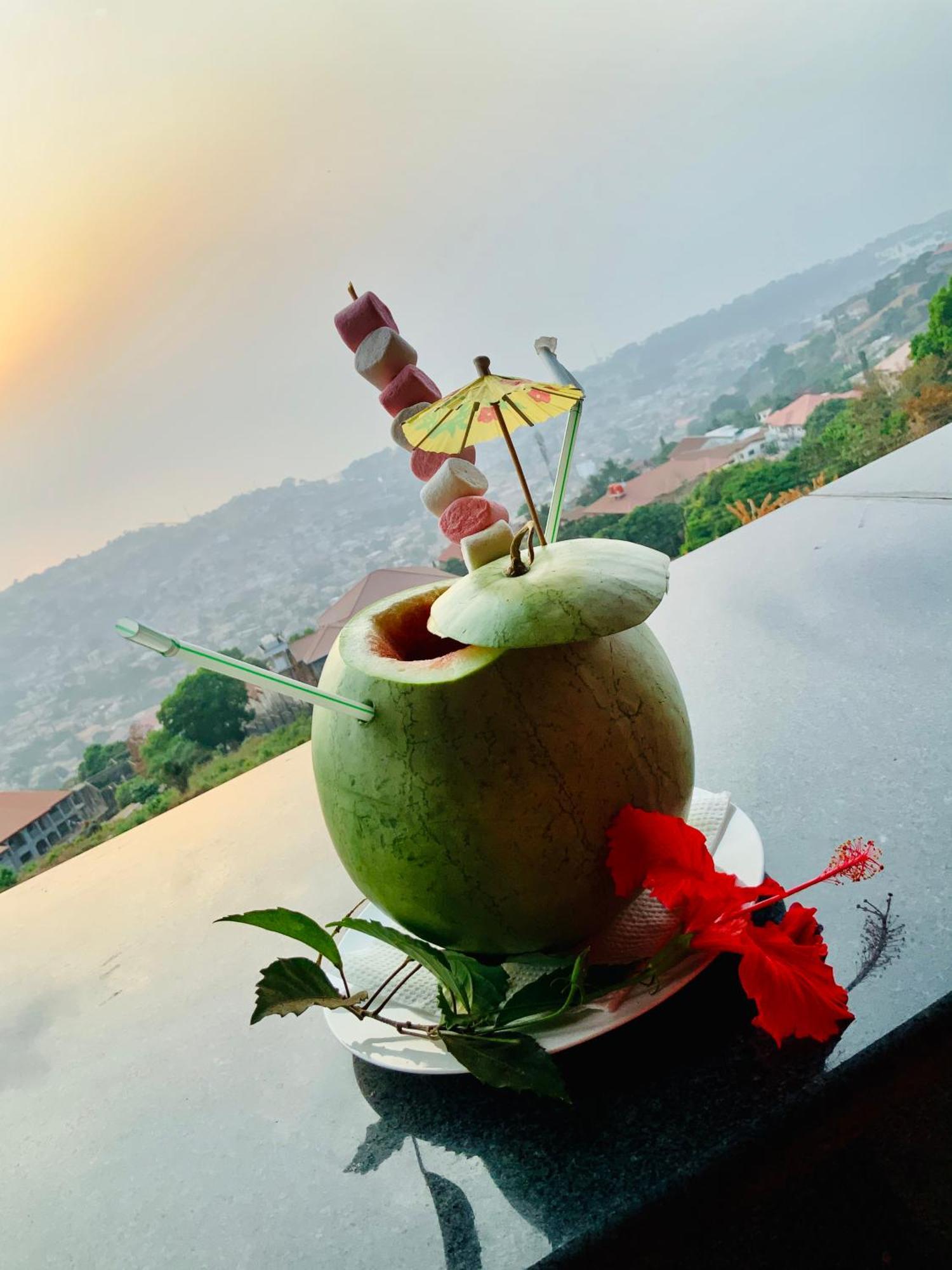 The Country Lodge Hotel Freetown Exteriör bild