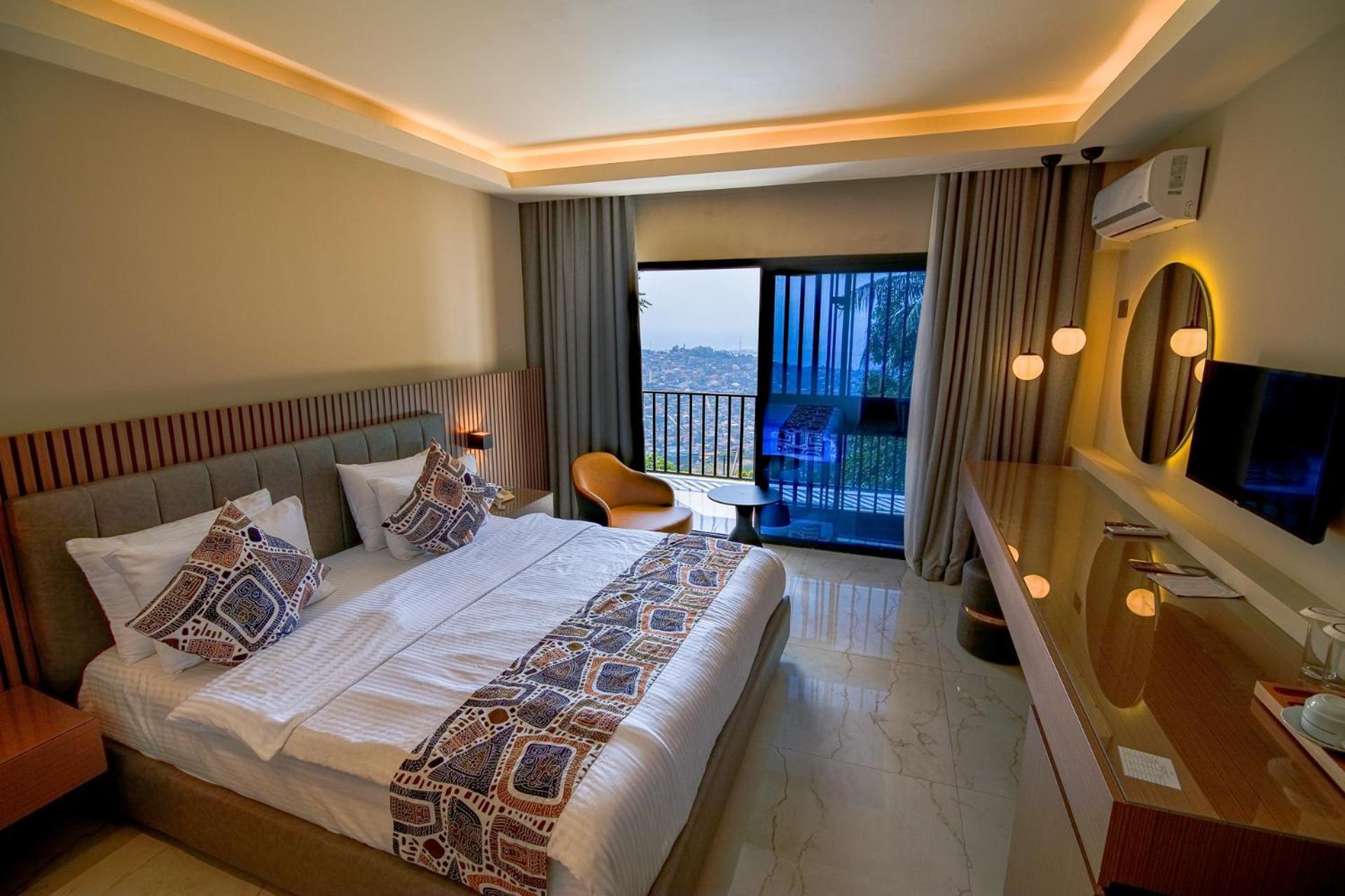 The Country Lodge Hotel Freetown Exteriör bild