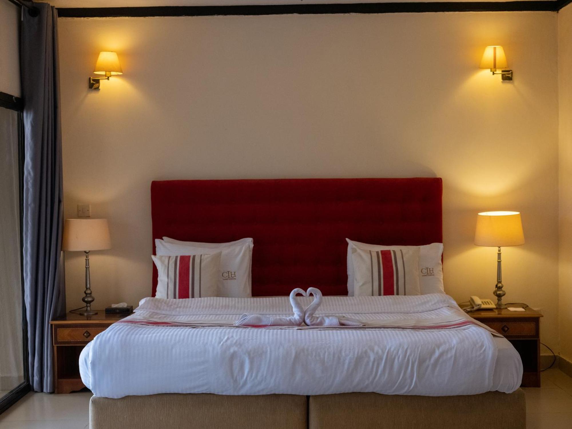The Country Lodge Hotel Freetown Exteriör bild