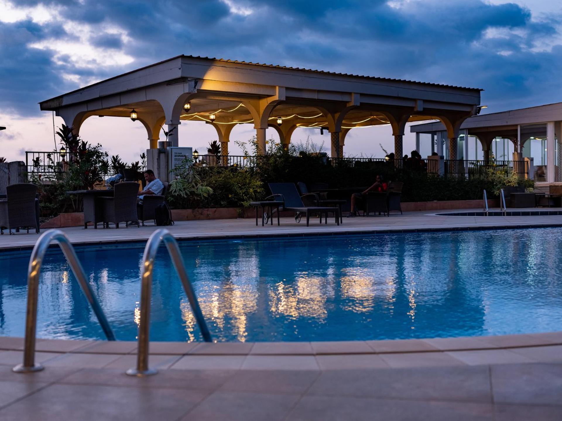 The Country Lodge Hotel Freetown Exteriör bild