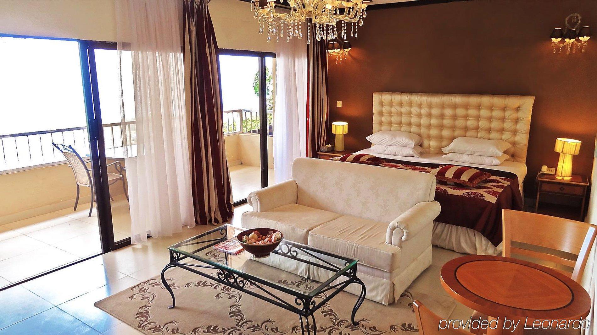The Country Lodge Hotel Freetown Exteriör bild