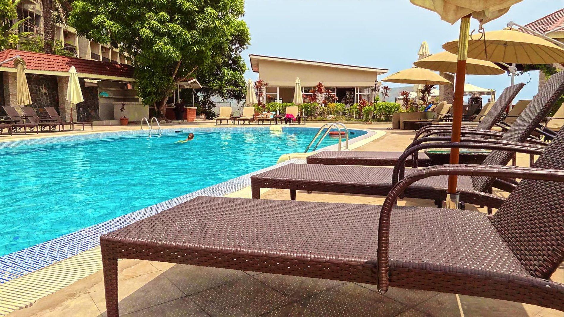 The Country Lodge Hotel Freetown Exteriör bild