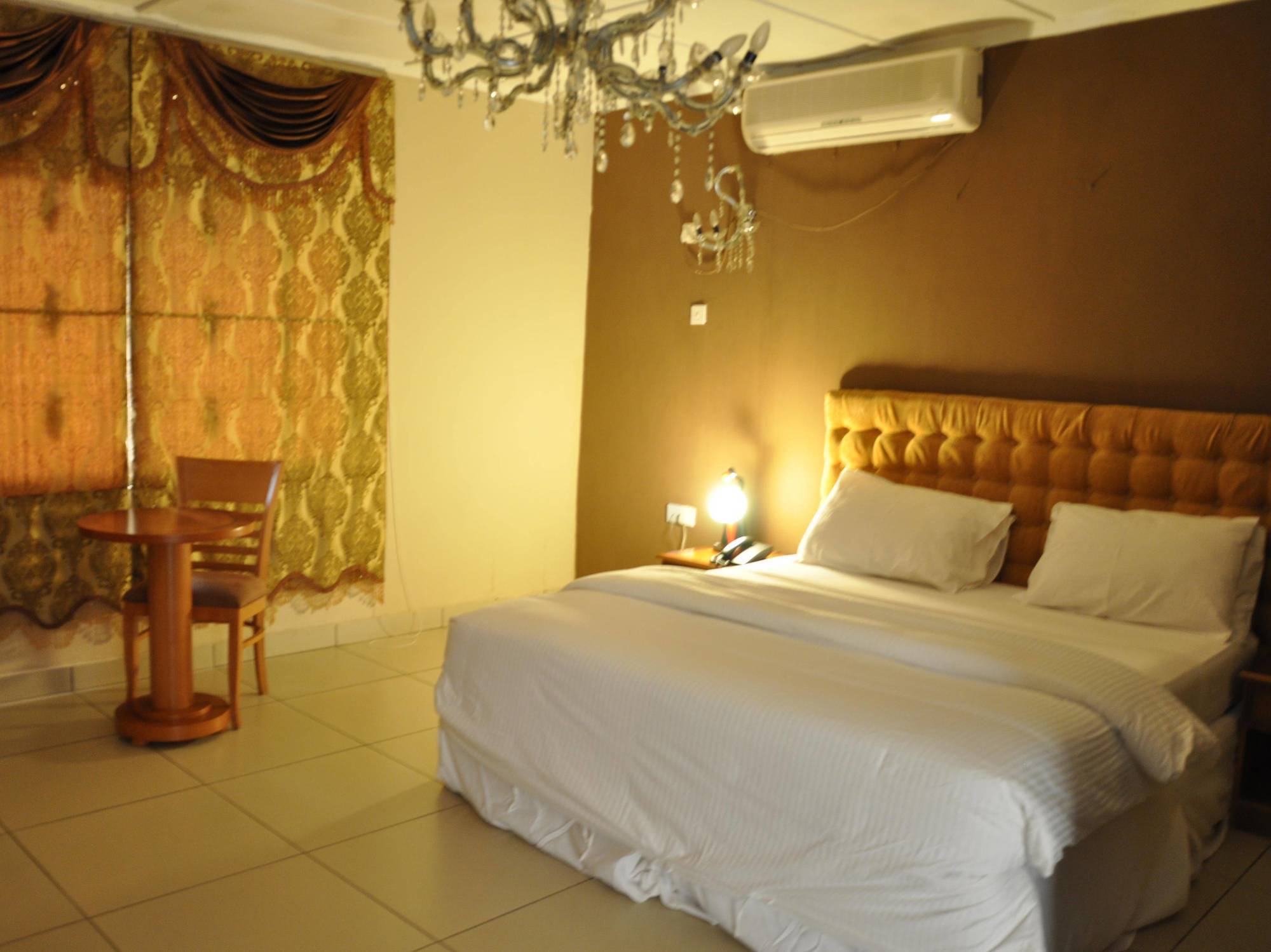 The Country Lodge Hotel Freetown Exteriör bild