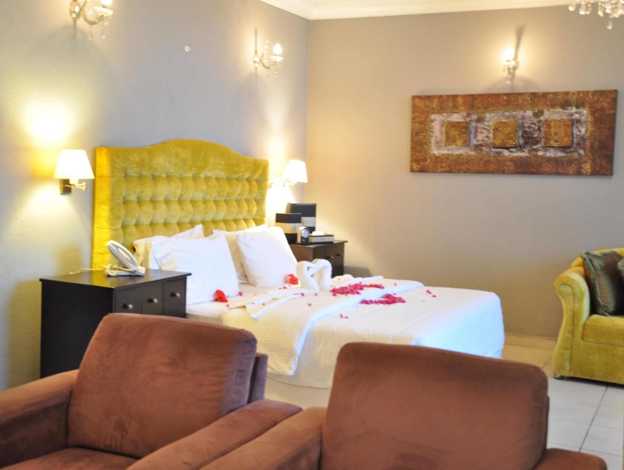The Country Lodge Hotel Freetown Exteriör bild