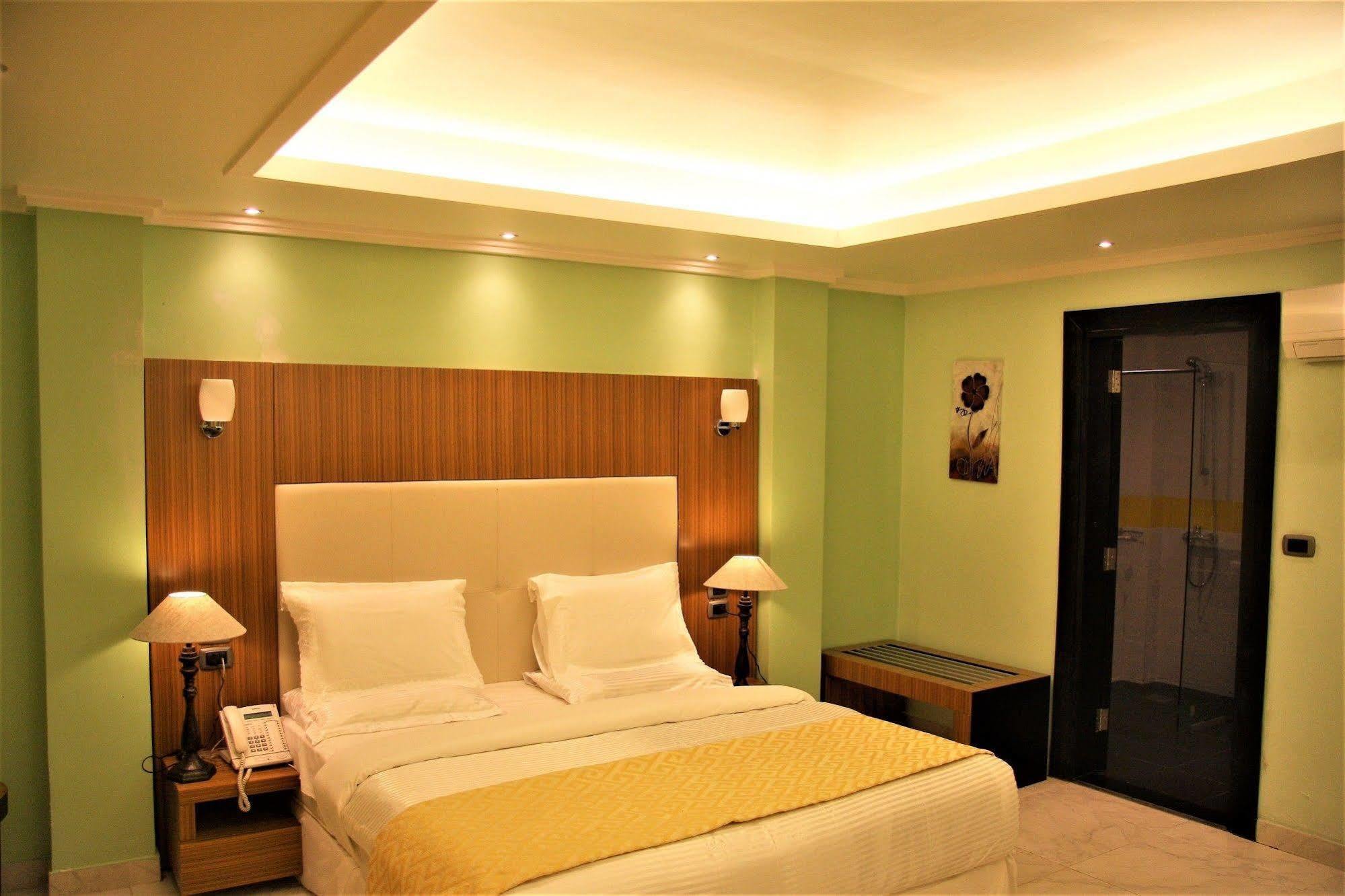 The Country Lodge Hotel Freetown Exteriör bild