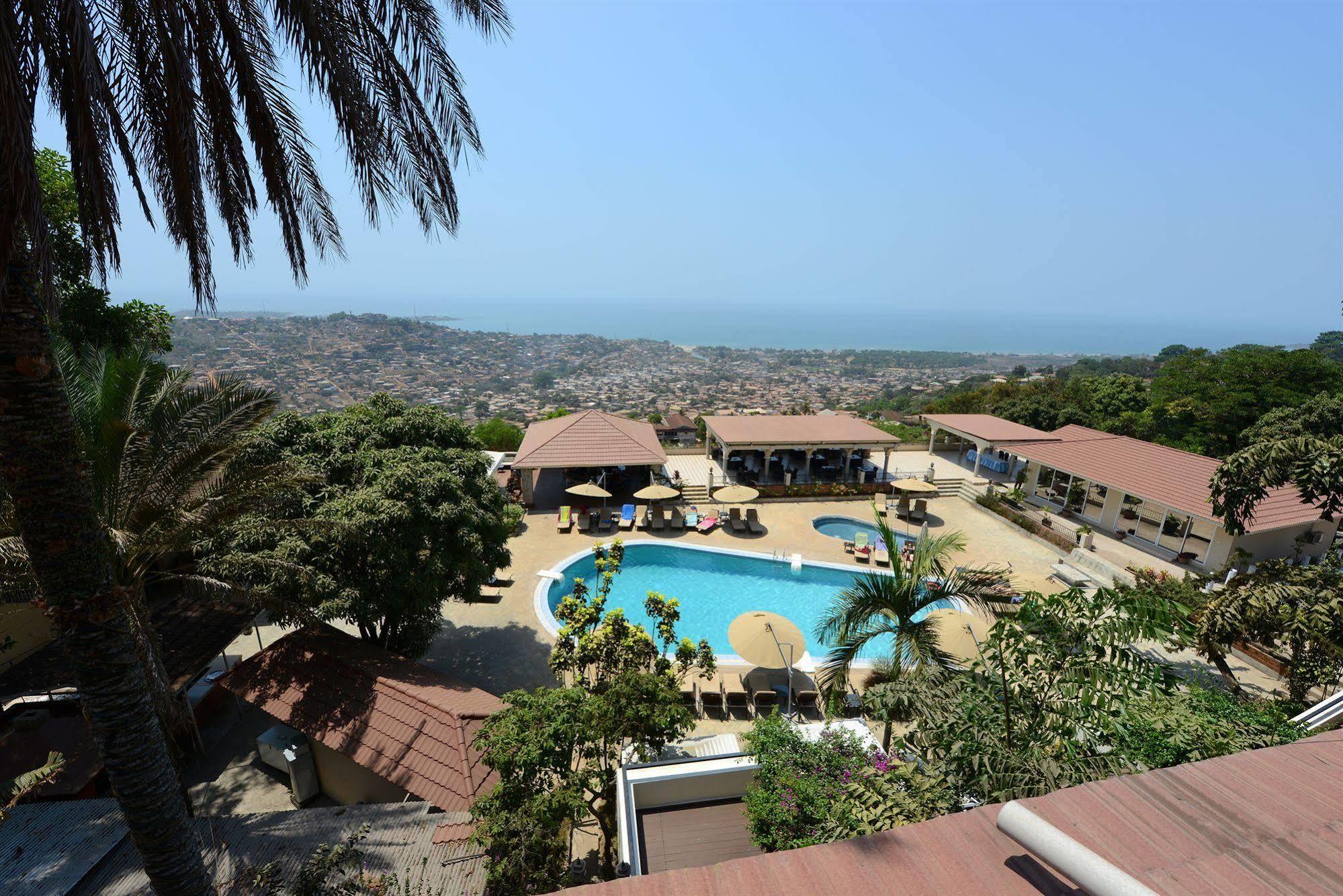 The Country Lodge Hotel Freetown Exteriör bild