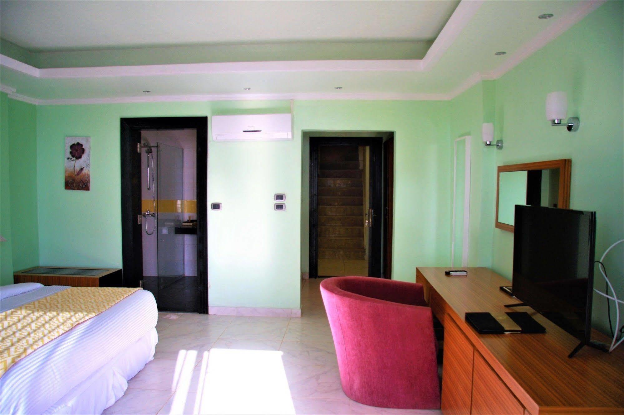 The Country Lodge Hotel Freetown Exteriör bild