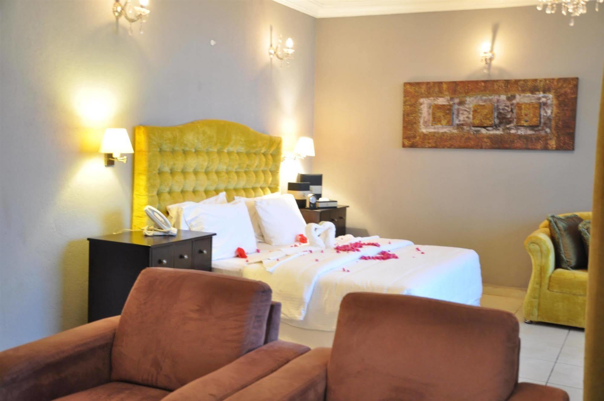 The Country Lodge Hotel Freetown Exteriör bild