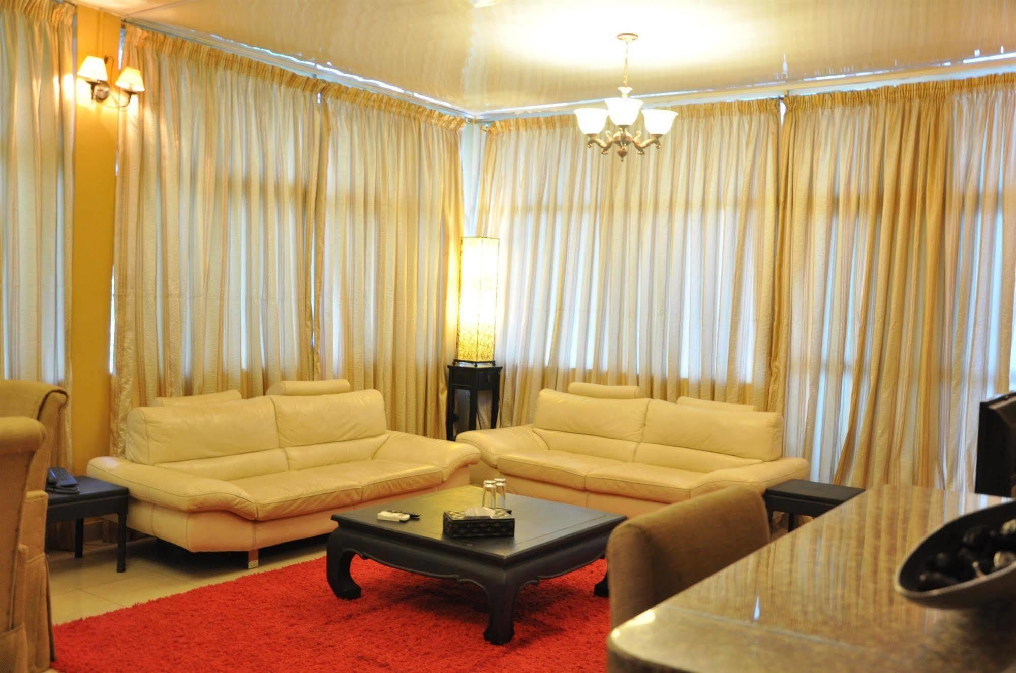 The Country Lodge Hotel Freetown Exteriör bild