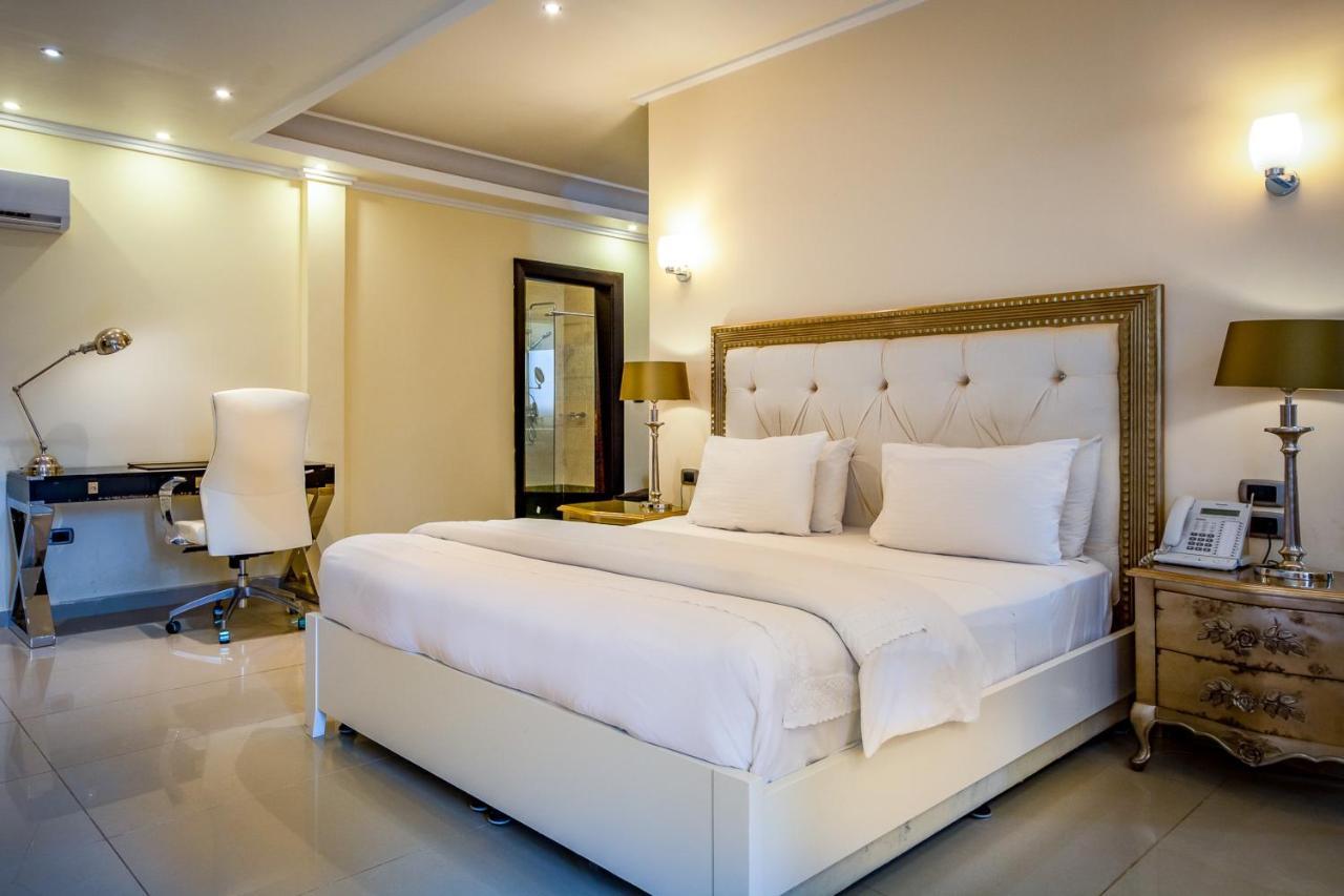 The Country Lodge Hotel Freetown Exteriör bild